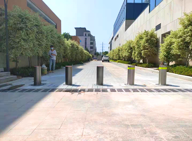 一种用于消防通道的可升降式阻车路障